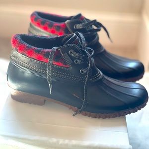 Low rain boots black w/ red like new!